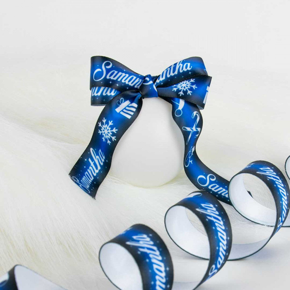 Luxe satijn met glanzende afwerking voor elegante strikken en decoraties.