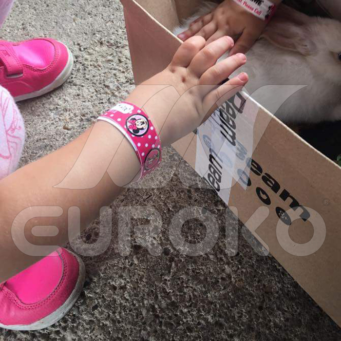 Verstelbare pasvorm die comfortabel zit op elke kinderarm.