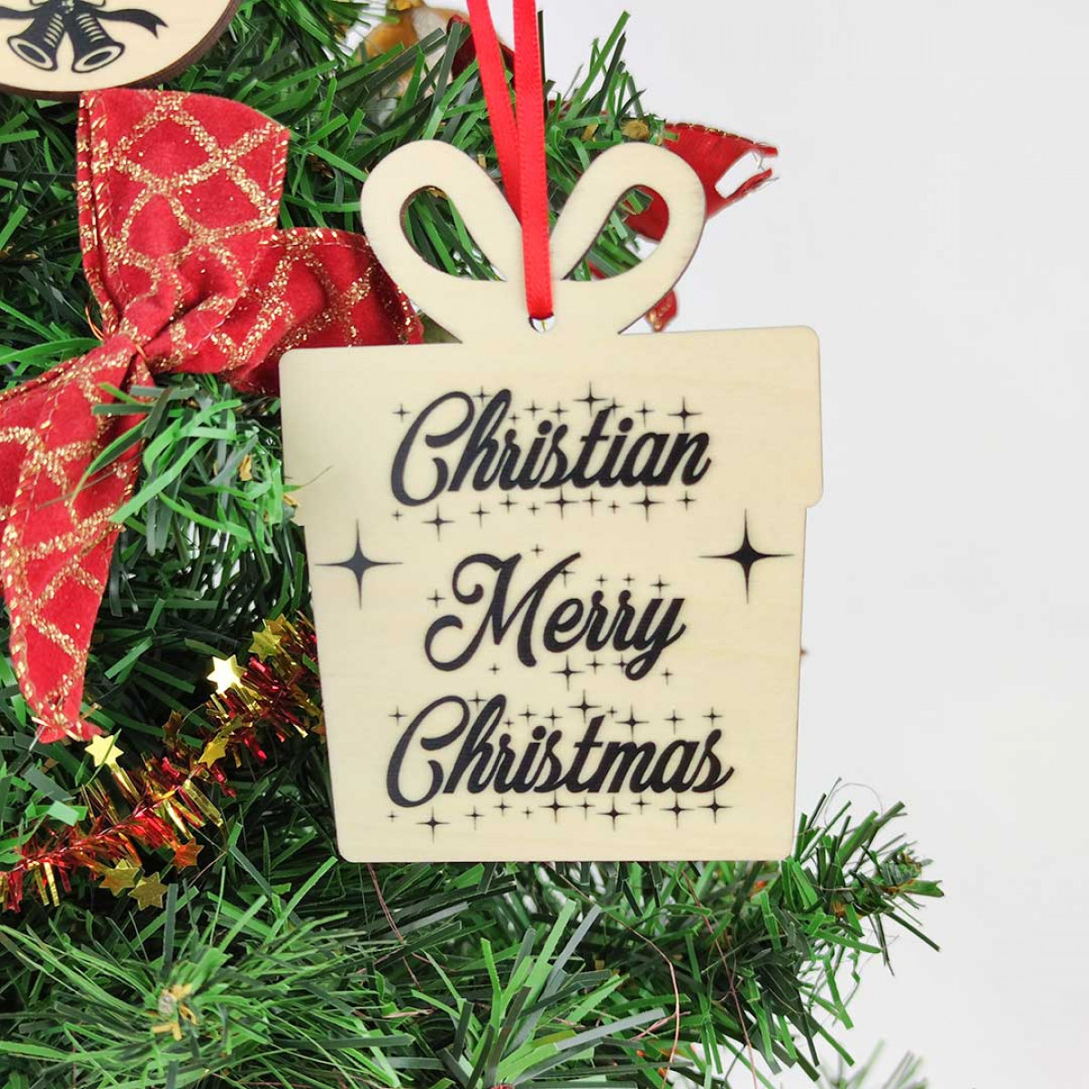 Hoogwaardig hout met natuurlijke uitstraling en charmant strikdetail.