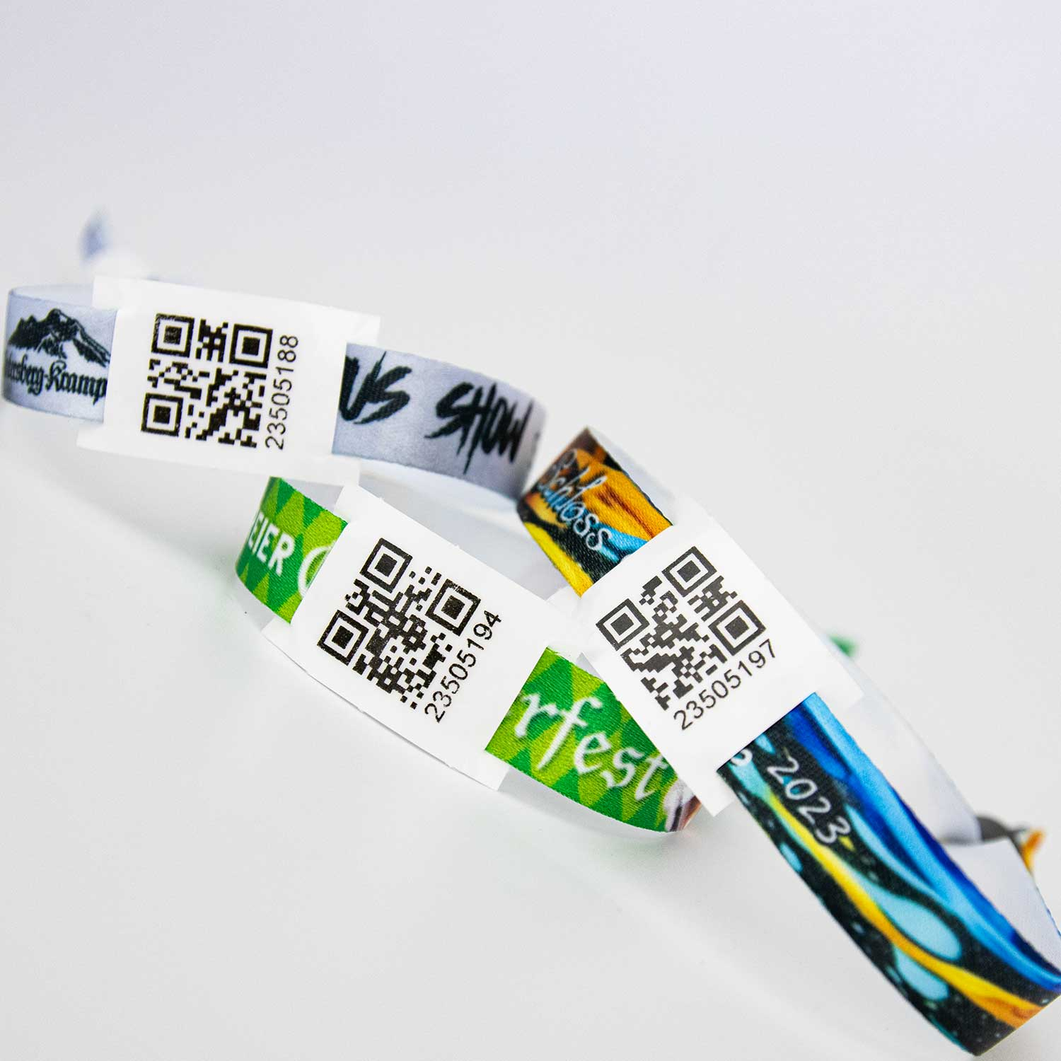 Innovatieve QR-code polsbandjes voor eenvoudige toegangscontrole.