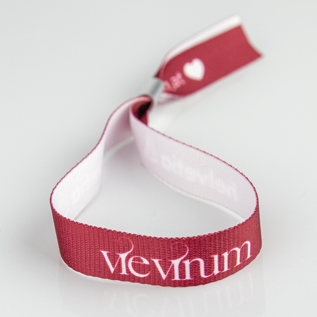 Ervaar de premium kwaliteit van ons geribbeld polyester met satijn.