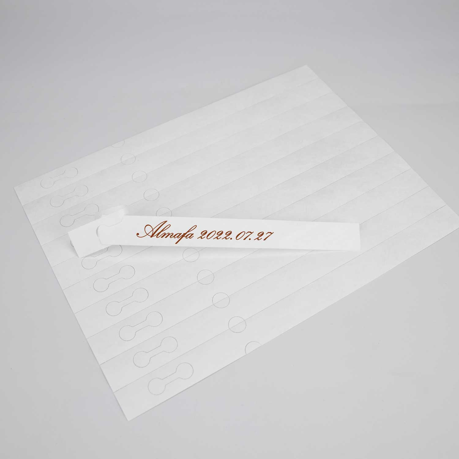 Innovatief zelfsluitend lussysteem voor snelle en eenvoudige bevestiging.