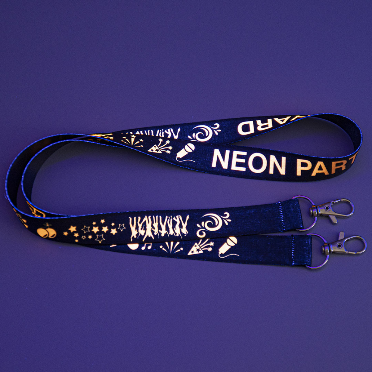 Dubbele karabijnhaken voor maximale veelzijdigheid en functionaliteit.