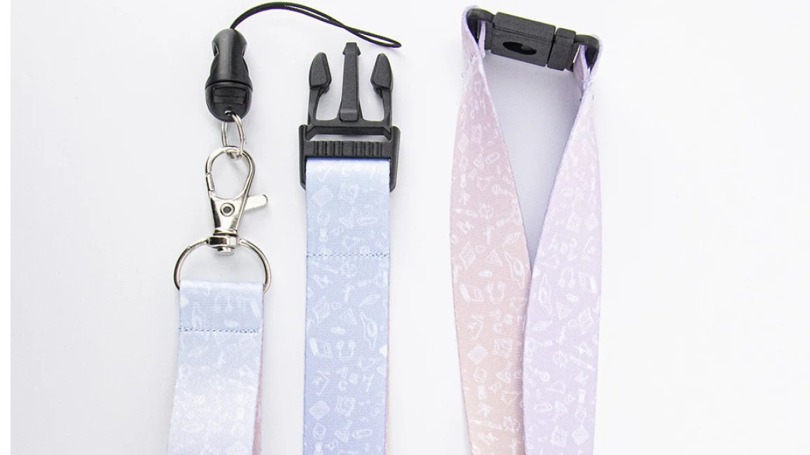 Compleet met klikgesp, veiligheidsclip, karabijnhaak en telefoonlus.