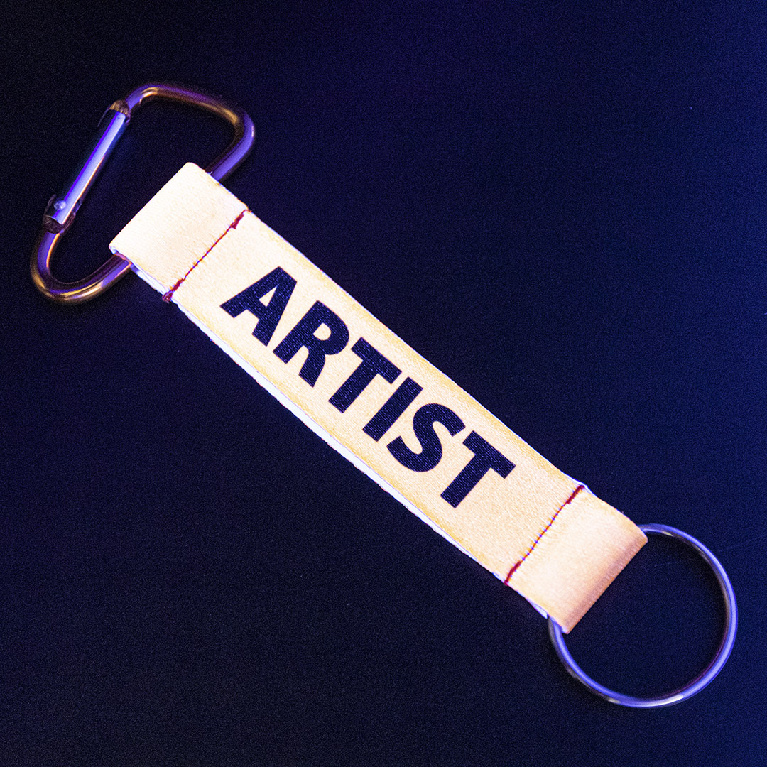 Hoogwaardig satijn met duurzame constructie en stevige karabijnhaak.