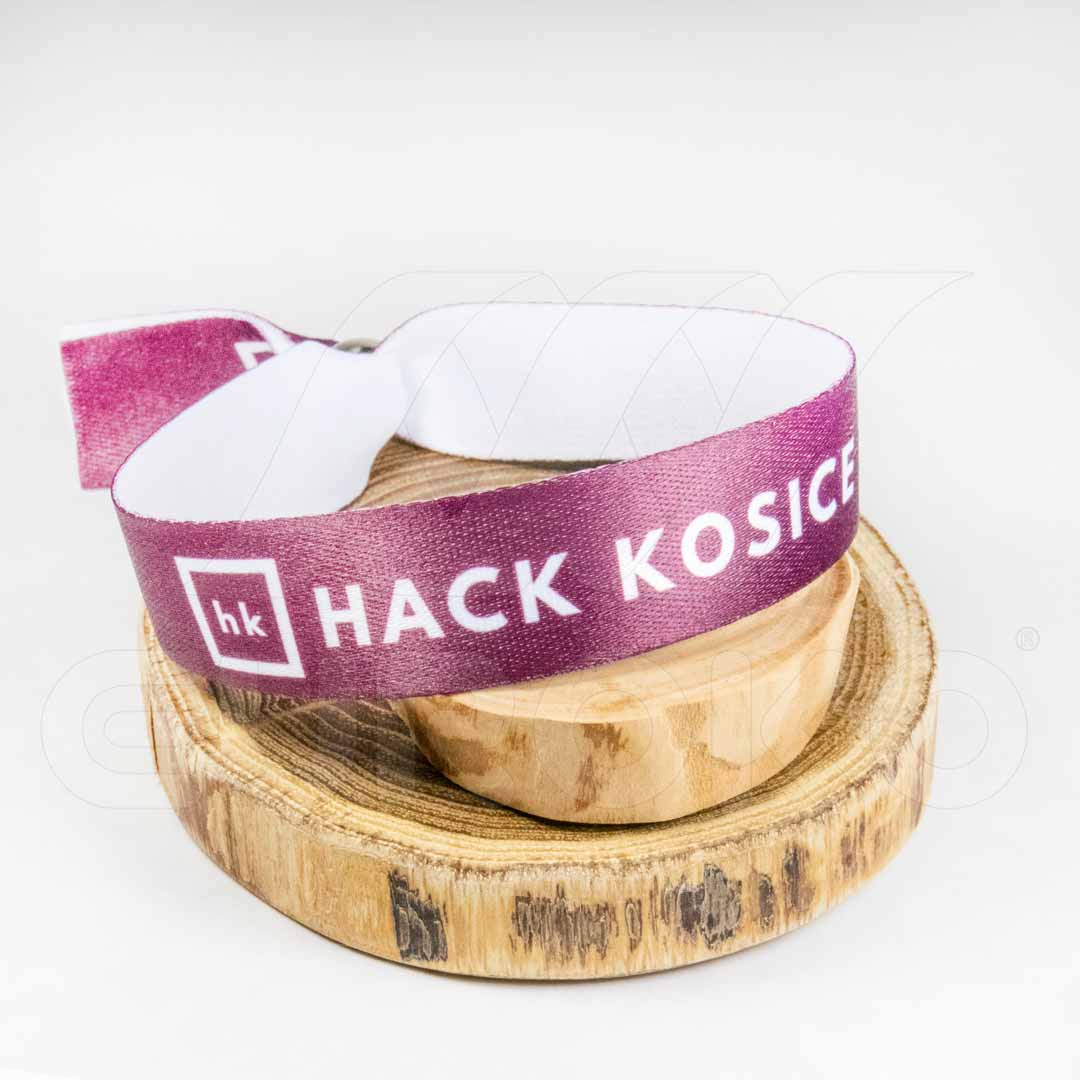 Premium polyester met luxe afwerking en levendige kleuren.