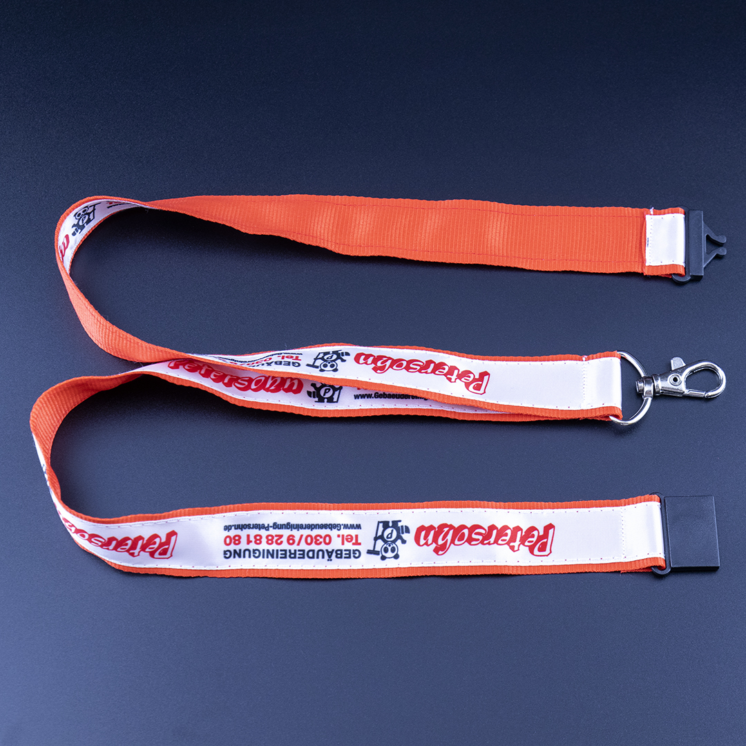 Professionele branding met scherp bedrukte logo's en contactgegevens.