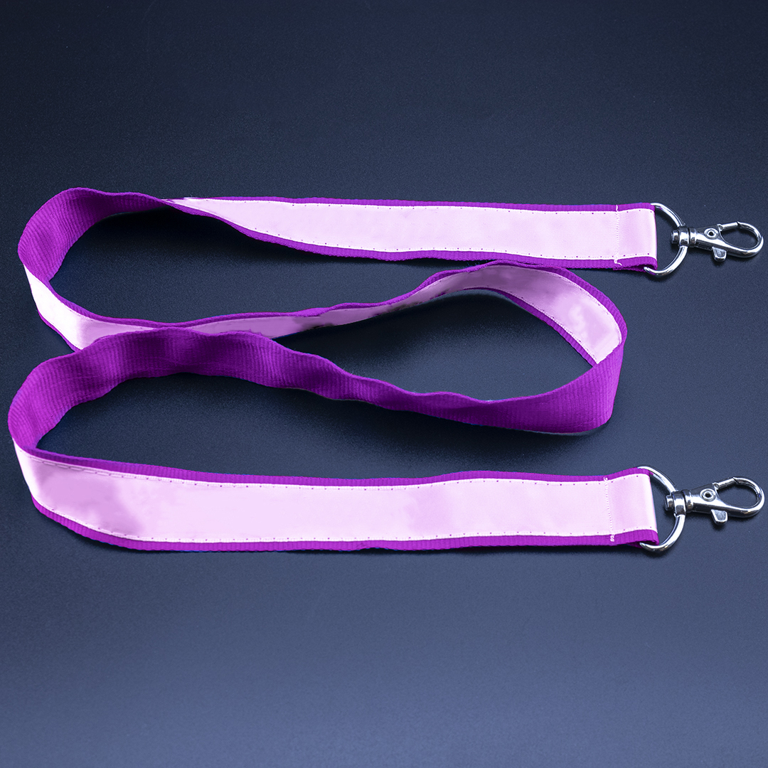 Premium dubbellaagse constructie met satijn en polyester voor kwaliteit.