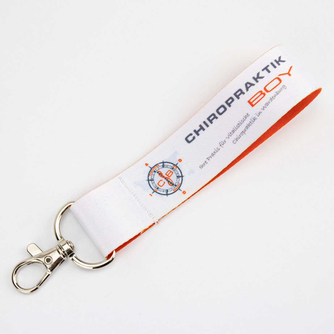 Hoogwaardige polyester satijn met duurzame afwerking en strakke stiksels.