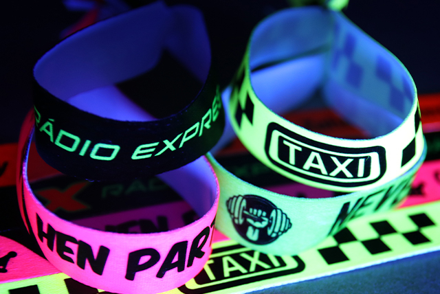 Zacht polyester satijn voor superieur draagcomfort bij elk evenement.