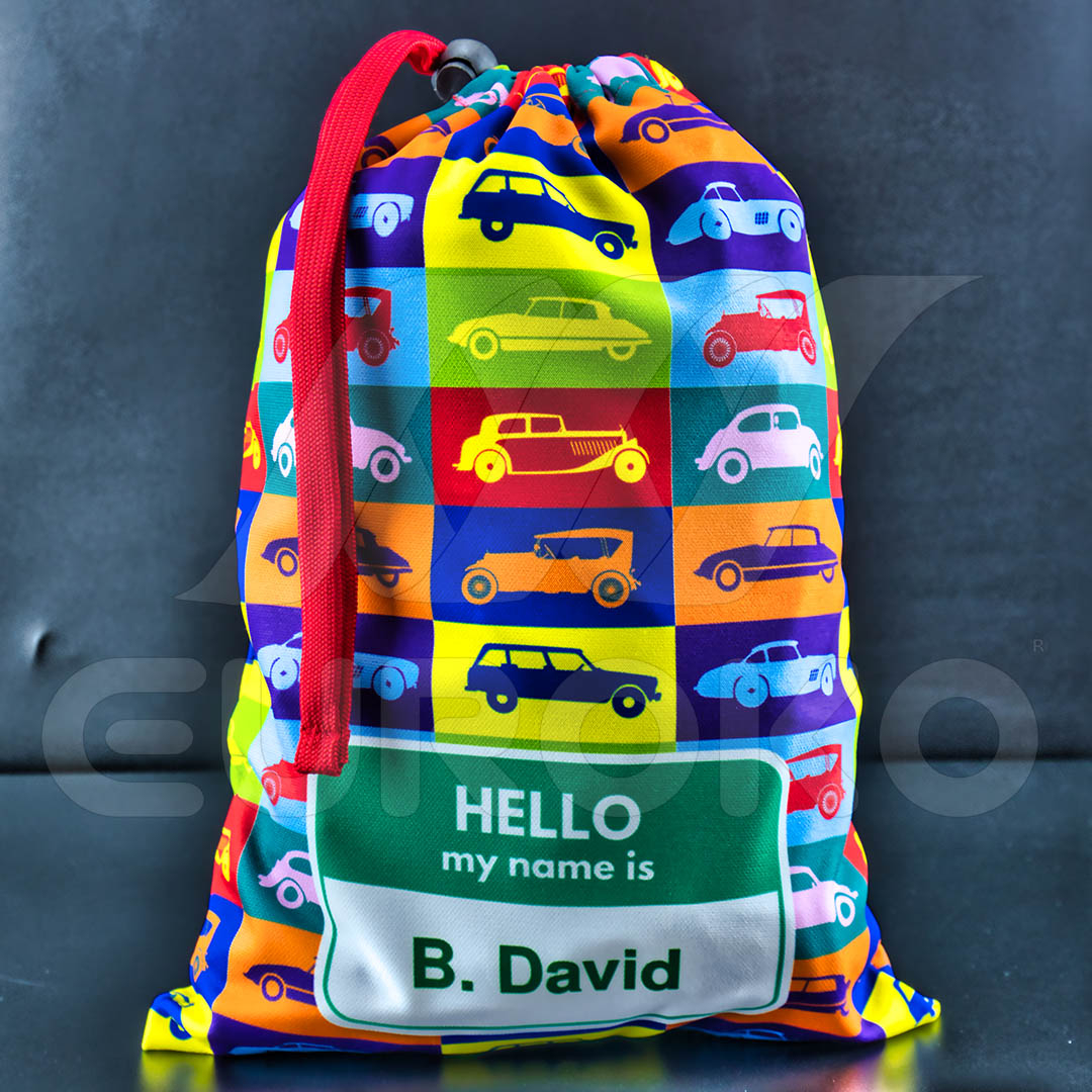 Personaliseer tot in detail met naam, koordkleur en uniek ontwerp.