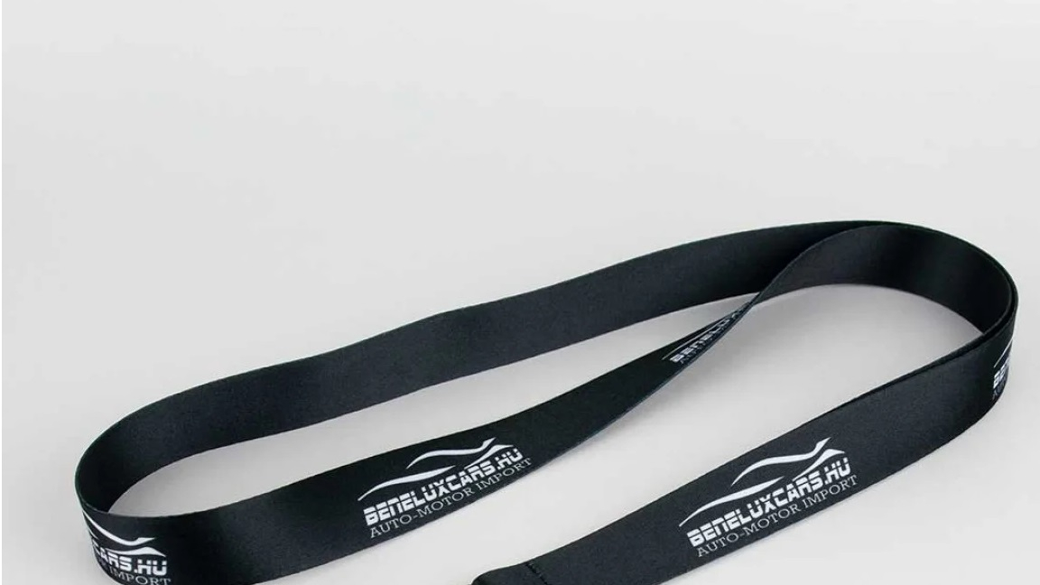 Hoogwaardig satijn met subtiele glans voor comfortabel dragen.