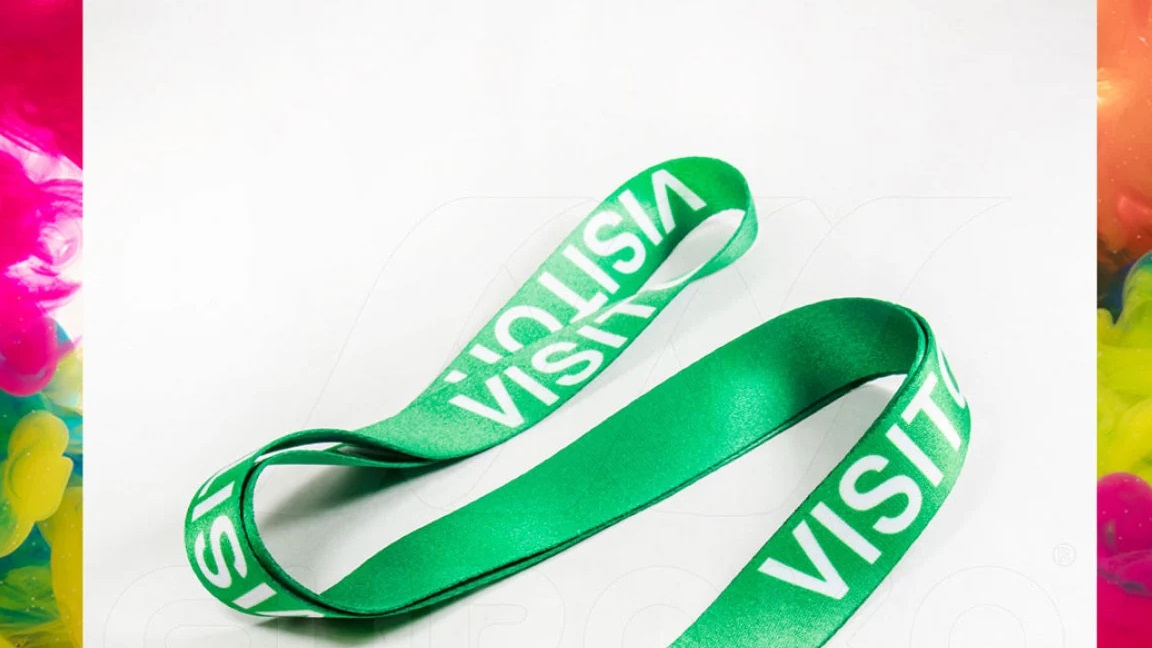 Hoogwaardig satijn met professionele glans en duurzame kwaliteit.