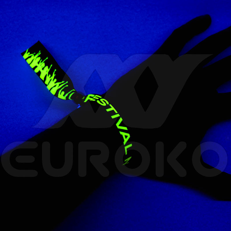 Ervaar het spectaculaire UV-reactieve neon glow effect onder blacklight.