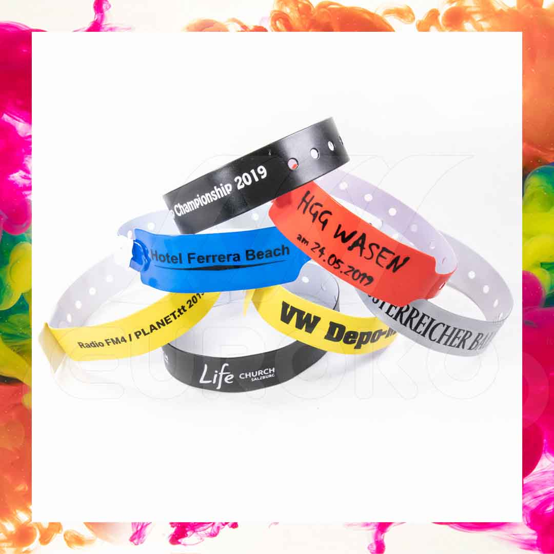 Personaliseer uw polsbandjes met logo's en tekst in 8 kleuren.