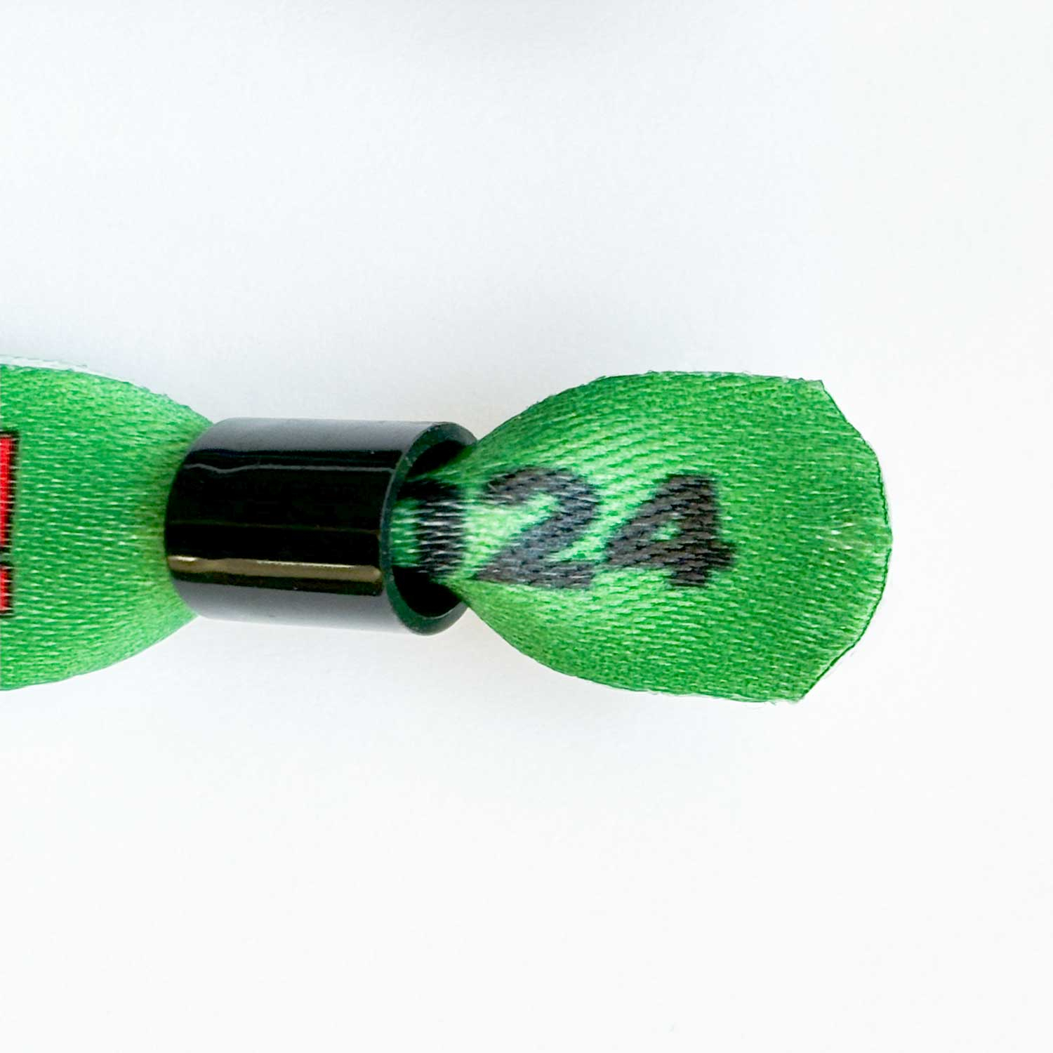 Hoogwaardige materialen bestand tegen regen, zweet en intensief gebruik.