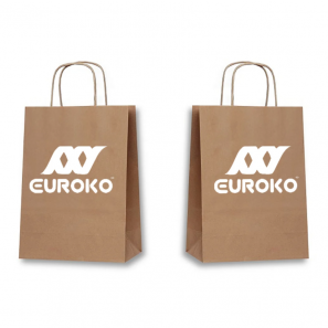 Bruine papieren tassen met gedraaid handvat