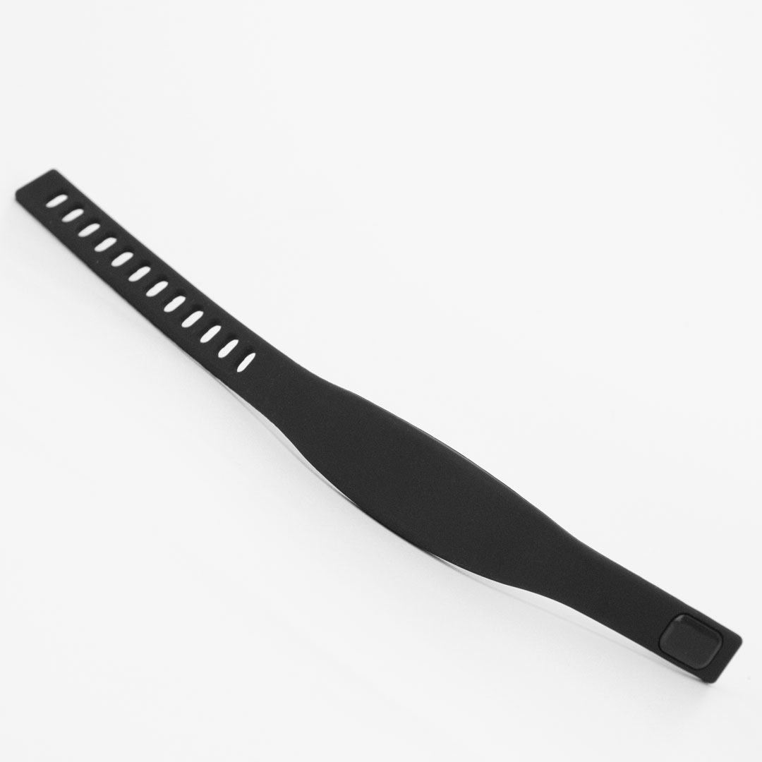 Verstelbare pasvorm met meerdere gaatjes voor elk polsformaat.